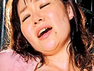 手加減なしに捩じ込まれる黒い巨根 理紗
