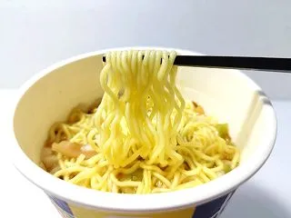 支那そばや監修 芳醇鶏油塩らぁ麺【ファミ…