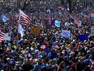 (579) 4波にわたる反トランプデモ …