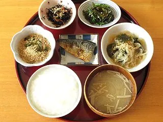 塩鯖、春雨の二杯酢、ほうれん草の磯辺和え…