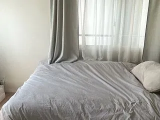 グレーでまとめた、眠ることと働くことを両…