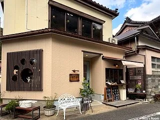 R あつみ温泉「でずぼカフェ」で、白猫く…