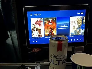ユナイテッド航空便でミケロブ・ウルトラ🍺…