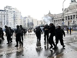 アルゼンチン学生、公教育を守るための抗議…
