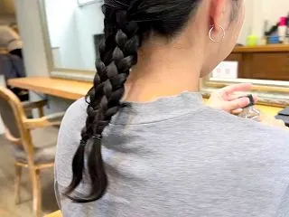 まとめ髪に映えるダークネイビーのインナー…