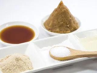 料理の基本５つの調味料：塩・砂糖・酢・醤…