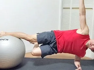 サイドプランクでバランスボールを使うメリ…