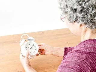 高齢者の睡眠トラブルはなぜ起こる？腰痛・…