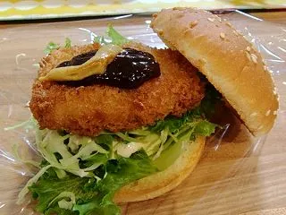 半額のバンズで作る串カツバーガー