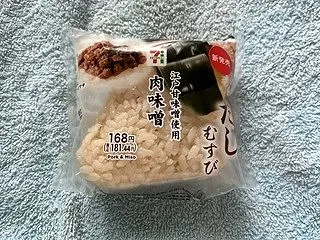 セブンイレブン だしむすび肉味噌 江戸甘…