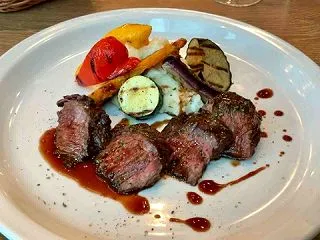 牛ハラミのグリルのランチセットとワイン！…