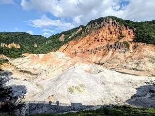 爆裂火口跡を間近で見学！『登別地獄谷』（…