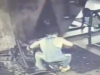 【動画】ジムでトレーニングしている男性に…