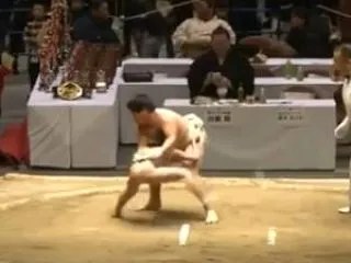 【動画】少年相撲で体重30キロの少年が体…
