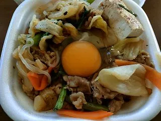 すき家_「月見すきやき牛丼」をテイクアウ…
