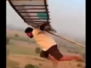 【動画】手作りの羽根で崖から飛び降りる男…