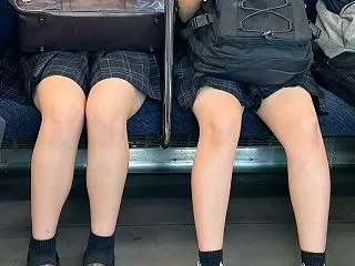 【画像】 ミニスカJK くるぶし 椅子 …