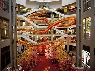 龍、ドラゴンがビルの広大な空間を泳いでい…