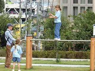 平行棒片側座り立ち上がる（ヤオコーみんな…