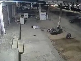 若い男2人が電柱に衝突し、即死した。