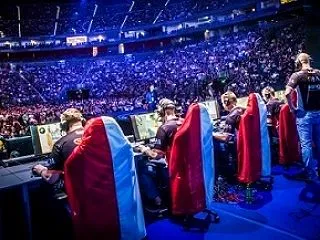 【悲報】ワシの息子、Eスポーツ専門学校に…