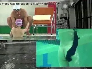JKたちのプール授業で水着が取れるハプニ…
