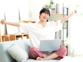 パソコンで背中が丸い…猫背を防ぐ座り方