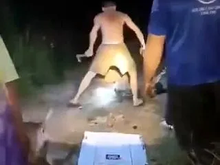 タイでニシキヘビに噛まれた男性が出…