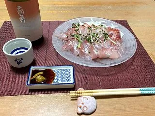 地魚刺身をつまみにひやおろしを味わう秋