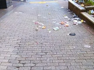 渋谷区：路上でポイ捨てした人に聞き取り調…