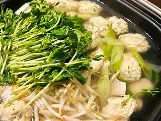 鶏つくね団子とモヤシ、豆苗の鍋
