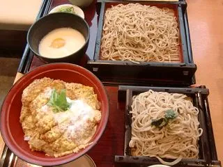家族亭でお蕎麦、9階から南武線が見えます