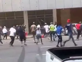 南アフリカ共和国で移民反対デモが続く中、…