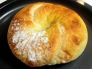 外も中もカレー♪チーズも入った総菜ベーグ…