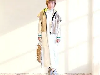 大人カジュアルを格上げする艶ベージュのダ…