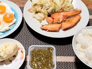 今夜は目玉焼きと焼き鮭です#本日のおうち…