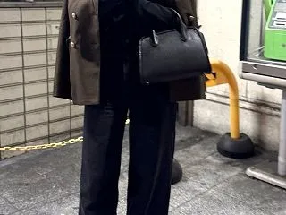 息子と夜の待ち合わせ。ユニクロのハイライ…