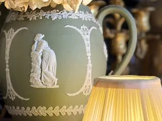 オリーブ色の丸っこいジャグ