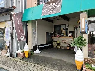 新しくできたカフェ。チョコレートやバイク…