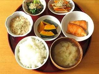 銀鮭、南瓜のたいたん、切干大根、小松菜の…