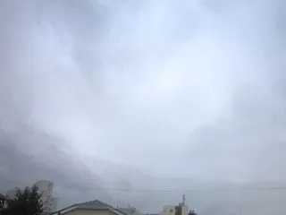 冷たい雨に着てゆく服が