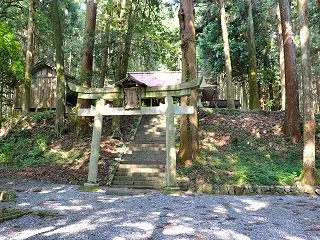 河上神社（多可町）・水の女神と社殿を囲む…