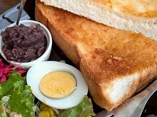 喫茶KuRaであんバタートーストのモーニ…