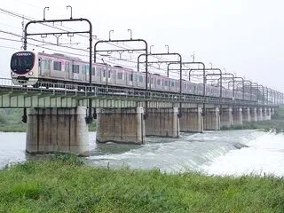 京王電鉄京王線 多摩川橋梁の雨