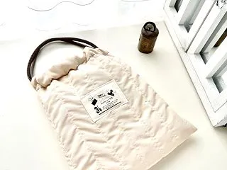 ベージュナイロンのキルティングバッグ