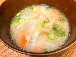 豚汁で噛みしめる幸せ。