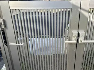 門扉を自動で閉じる
