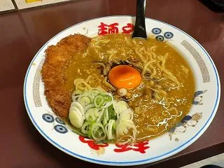 らー麺や 夜の栄で輝くノスタルジック街中…