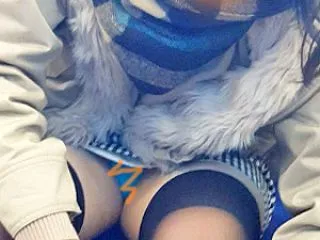 陽に照らされ青パンティのデルタくっきり …