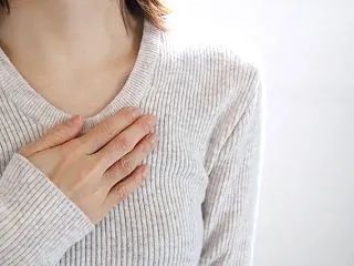 巻き肩の矯正は自分でできる？整体との違い…